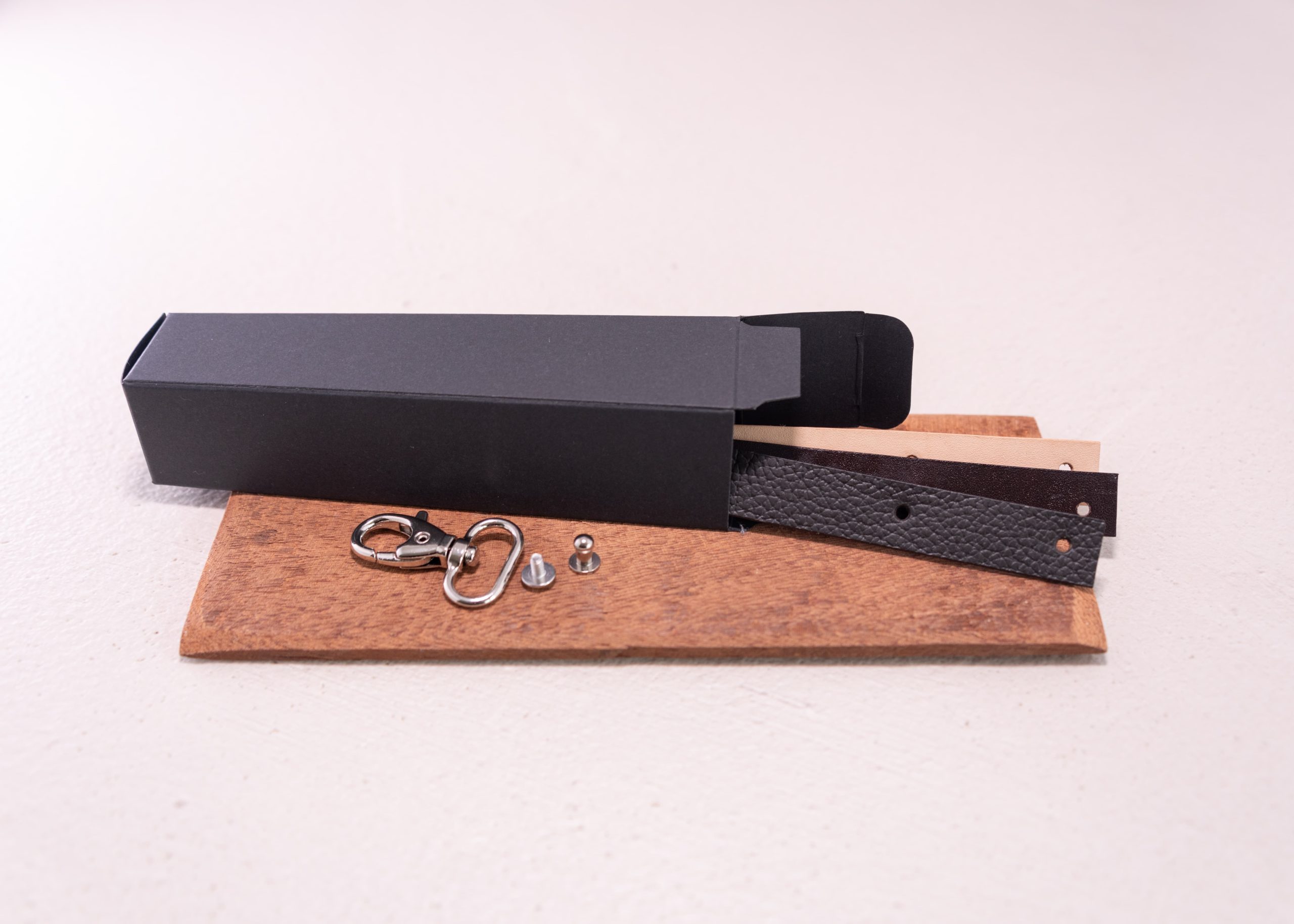 Porte clés kit DIY en cuir personnalisable fait main artisanal Typ'All Création Nantes