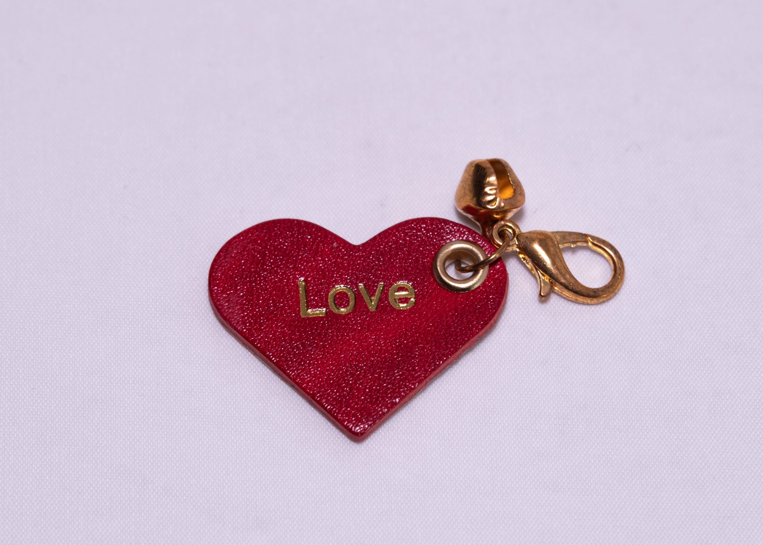 Charms en cuir coeur rouge avec grelot fait main artisanal accessoire unique Typ'All Création Nantes