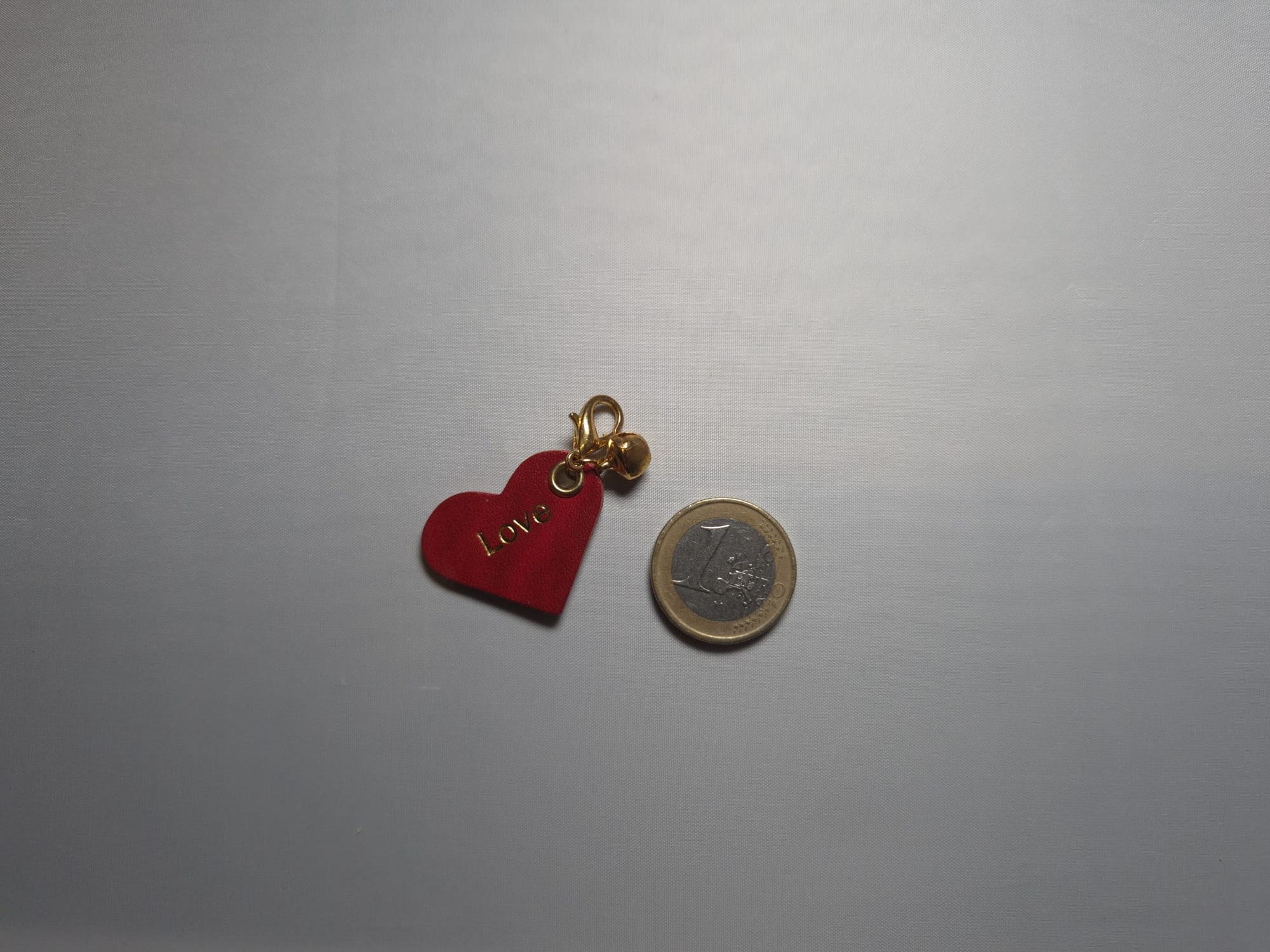 Charms en cuir coeur rouge avec grelot fait main artisanal accessoire unique Typ'All Création Nantes